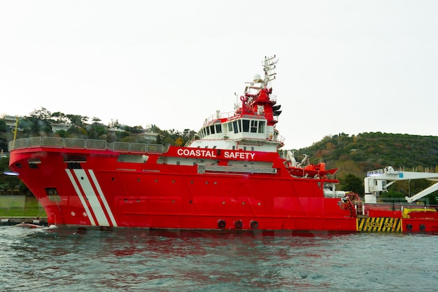 Modernes rotes Schiff auf dem Bosporus in Istanbul