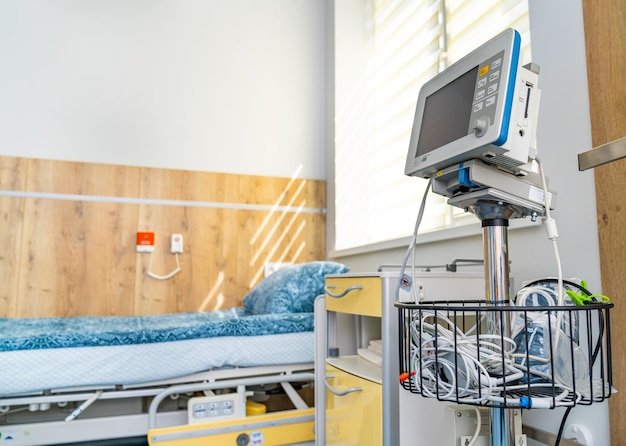 Modernes Schlafzimmer des leeren Krankenhauses Erholungsraum mit medizinischem bequemem Bett