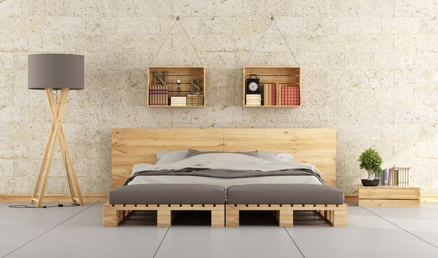 Modernes Schlafzimmer mit Bettpalette auf Backsteinmauer