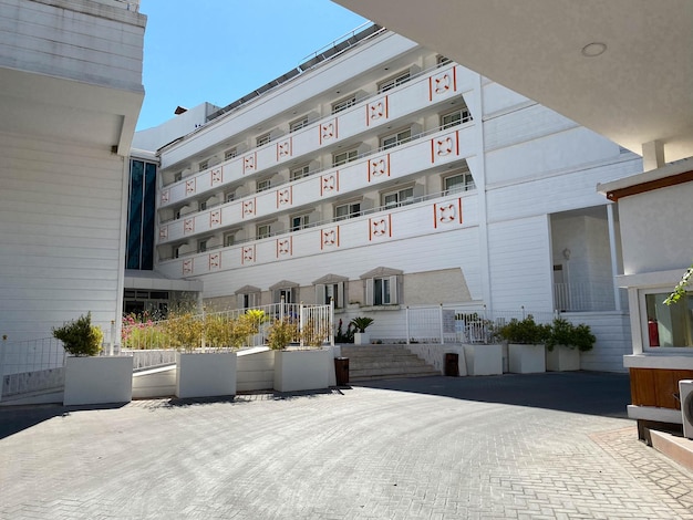 Modernes, schönes Hotelresortgebäude mit weißen Balkonen