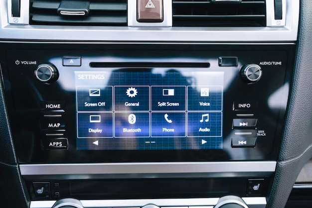 Modernes schwarzes Autointerieur, Klimatisierung, Navigation, Luftkanäle, Deflektoren an der Fahrzeugverkleidung.