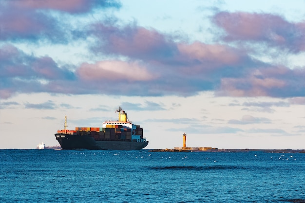 Modernes schwarzes Containerschiff, das sich von der Ostsee bewegt