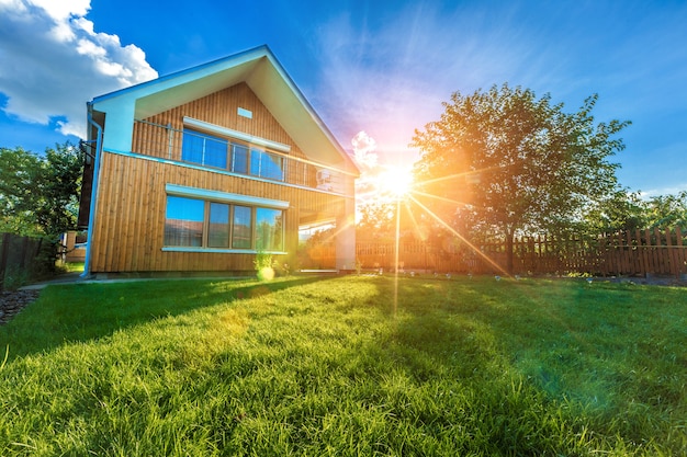 Modernes Sommerhaus vor blauem Himmel im Sommergarten. Sonniger Tag