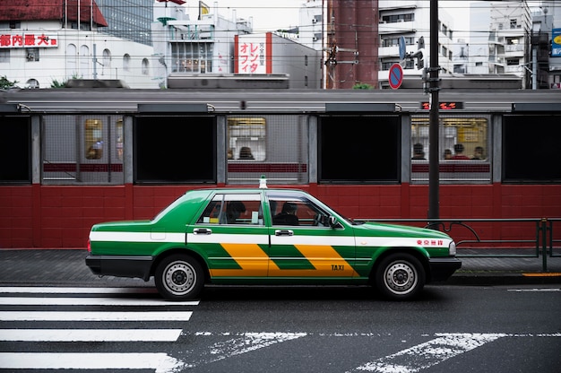 Modernes Stadtauto auf der Straße