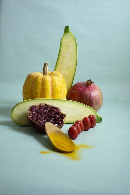 Modernes Stillleben mit Obst und Gemüse