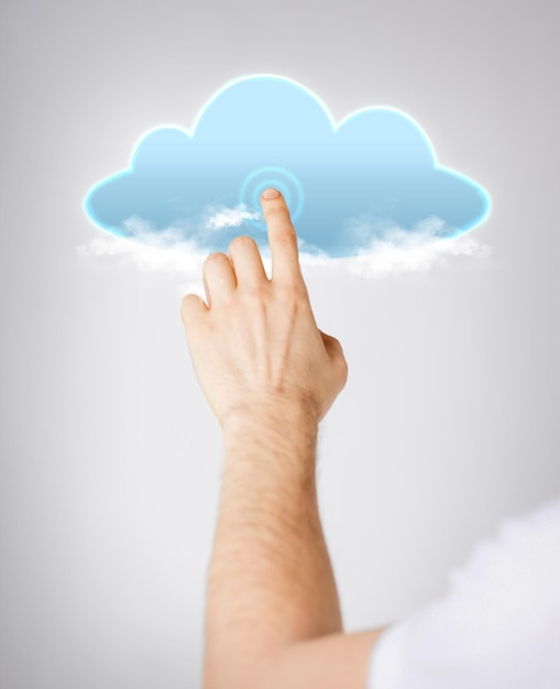 Modernes Technologie- und Cloud-Computing-Konzept - Nahaufnahme der Hand des Menschen, die auf die Wolke zeigt