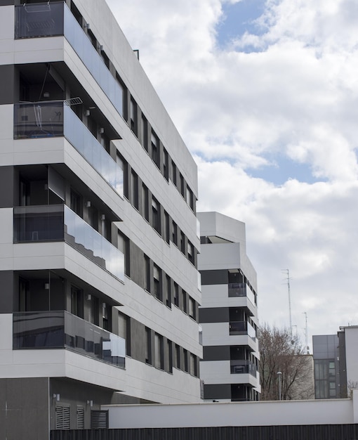 Modernes und neues Mehrfamilienhaus. Mehrstöckiges, modernes, neues und stilvolles Wohnblockhaus.