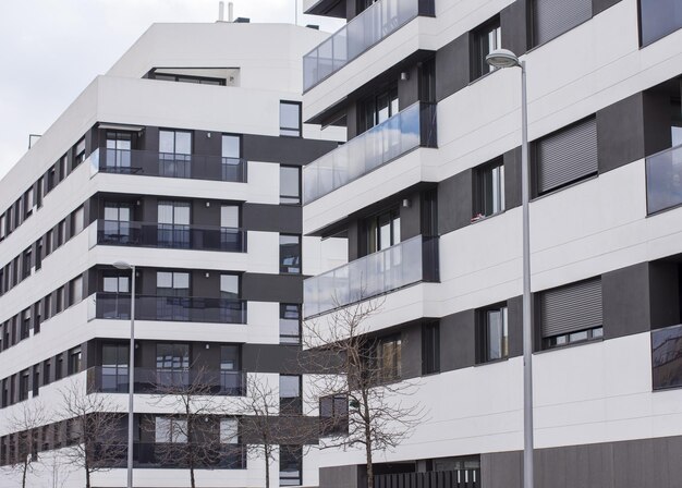 Modernes und neues Mehrfamilienhaus. Mehrstöckiges, modernes, neues und stilvolles Wohnblockhaus.