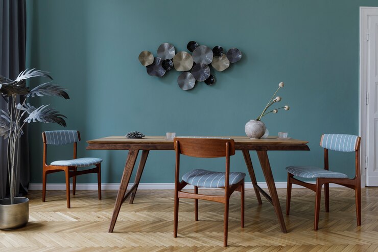 Foto modernes und stilvolles esszimmer mit glamourösem holztisch, eleganten stühlen, holzparkett und designdekoration. vorlage. wohnkultur. minimalistisches konzept der innenarchitektur.