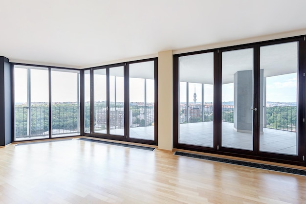 Modernes, weißes, leeres Loft-Apartment, Wohnzimmer, Hallen-Ass-Panorama mit Blick auf die Metropole