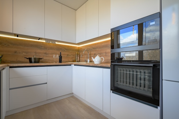 Modernes weißes und beige Holzkücheninterieur