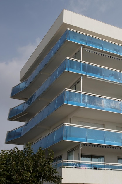 Modernes weißes und blaues Gebäude mit Balkon auf einem blauen Himmel