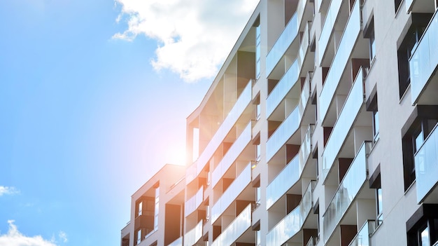 Modernes Wohnhaus an einem sonnigen Tag mit blauem Himmel Fassade eines modernen Wohnhauses