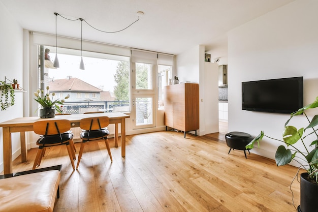 Modernes Wohnzimmer mit weichen Möbeln