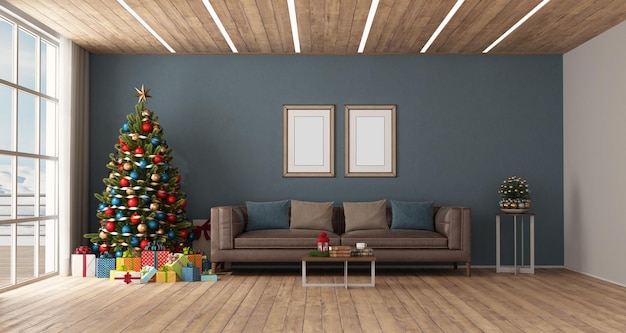 Modernes Wohnzimmer mit Weihnachtsbaum und Ledersofa