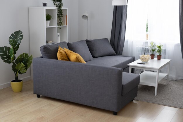 Modernes Wohnzimmerdesign im skandinavischen Stil mit Sofa und kleinem Tischinterieur und komfortablem Wohnkonzept