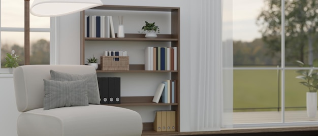 Modernes, zeitgemäßes und komfortables Wohnzimmer mit gemütlichem Sofastuhl und Bücherregal aus Holz