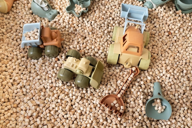 Un moderno arenero para niños con juguetes Relleno de arenero en forma de pequeños cubos de madera