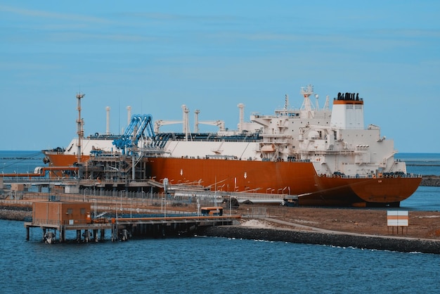 Moderno buque cisterna de GNL durante operaciones de carga en el puerto europeo Transportador de gas natural