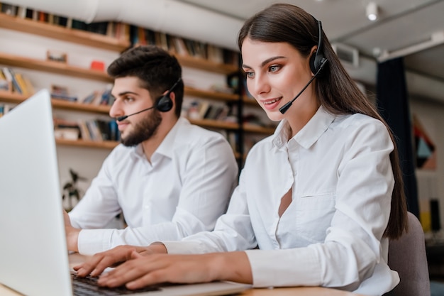 Moderno call center com diversos trabalhadores no escritório