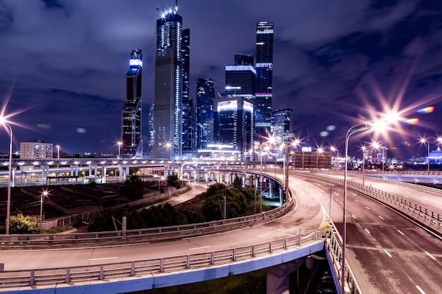 Moderno Centro de Negócios nas luzes da noite Papéis de Parede