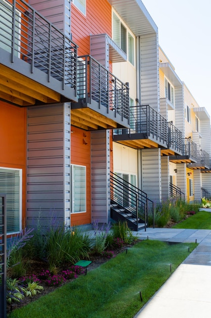 Un moderno complejo de apartamentos pintado en colores brillantes.