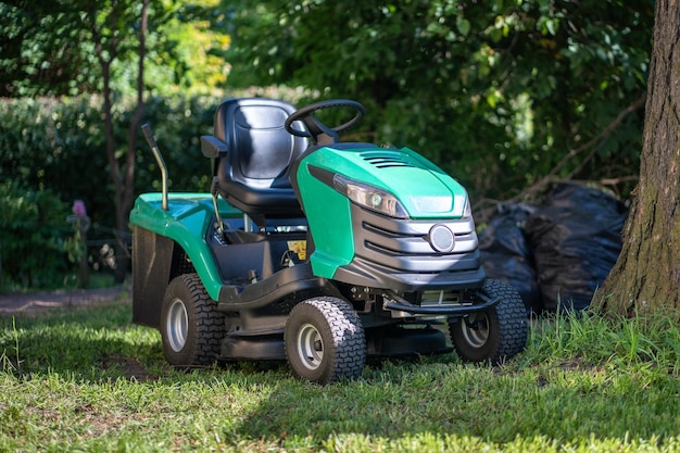Moderno cortador de césped tractor de jardín con motor de gasolina con volante de asiento para cortar el césped