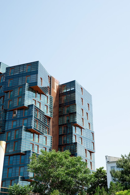 El moderno edificio de apartamentos con carriles verdes