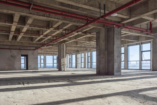 El moderno edificio comercial vacío