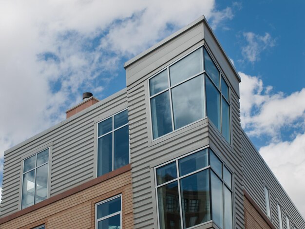 Un moderno edificio de condominios con una esquina de forma inusual en Denver, Colorado.