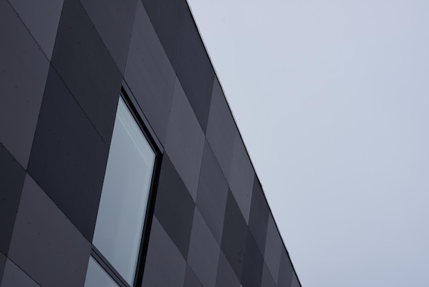 Un moderno edificio gris y nuevo en un día sombrío.
