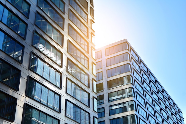 Moderno edificio de oficinas con fachada de cristal sobre un fondo de cielo despejado Pared de cristal transparente