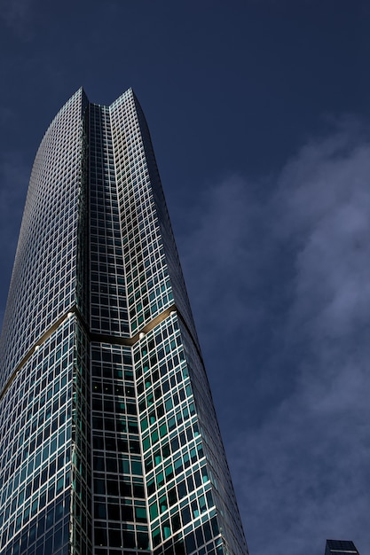 Moderno edificio de oficinas en una gran ciudad.