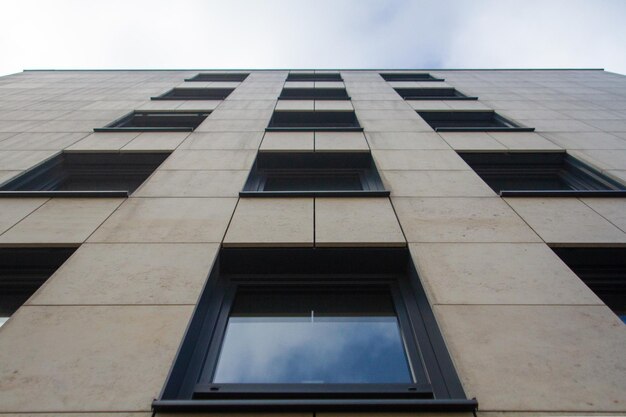 Foto moderno edificio de oficinas con sol hermoso cielo foto de alta calidad