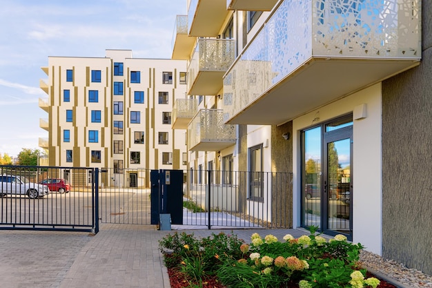 Moderno edificio residencial de apartamentos y concepto de puerta de entrada.