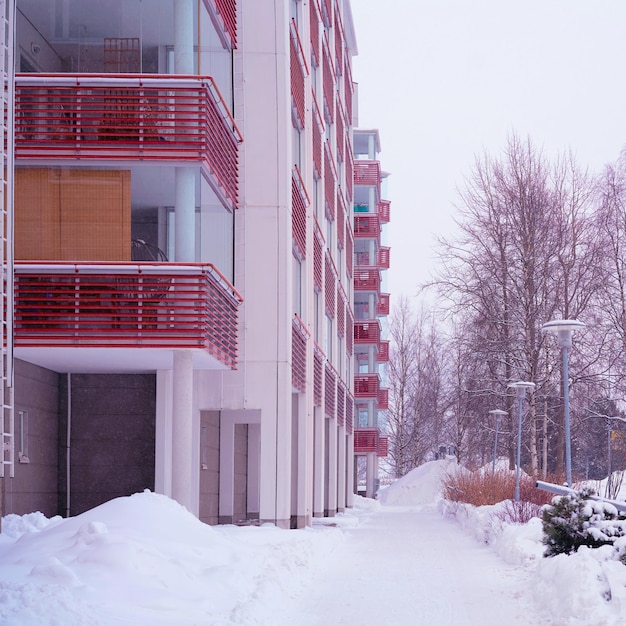 Moderno edificio residencial de apartamentos en invierno.