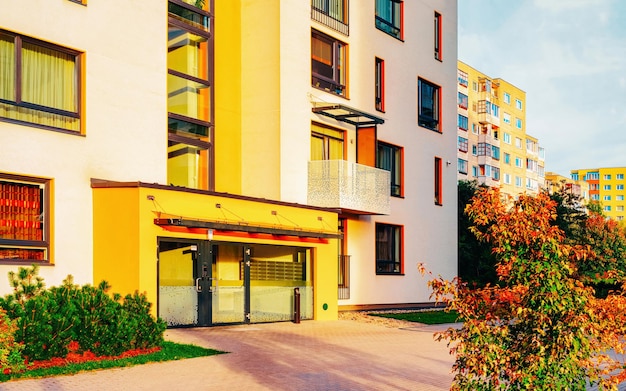 Moderno edificio residencial de apartamentos y pisos exterior con instalaciones al aire libre. Nueva casa de lujo y complejo de viviendas y patio verde. Ciudad Propiedad inmobiliaria y arquitectura de condominios. Fondo vacío