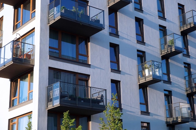 Moderno edificio residencial blanco de varios pisos con balcones