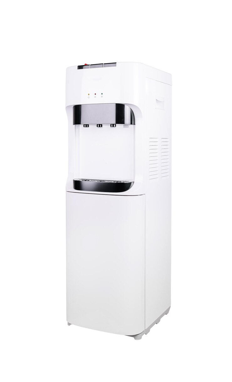 Moderno enfriador de agua que dispensa agua refrescante sobre un fondo blanco