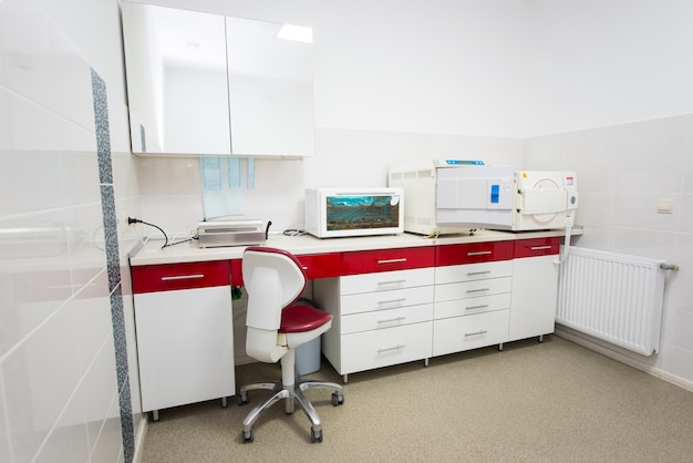 Moderno equipo de laboratorio dental en rojo y blanco.