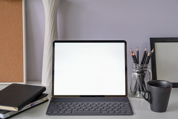 Moderno espaço de trabalho com tablet de tela em branco de maquete