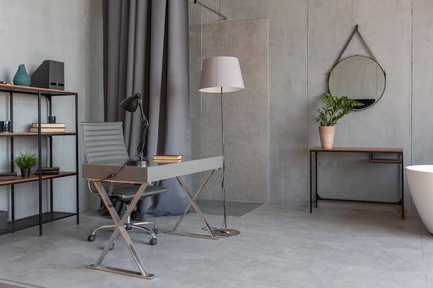 Moderno estudio minimalista de estilo loft gris oscuro