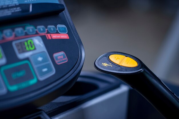 Moderno gimnasio interior con equipamiento.