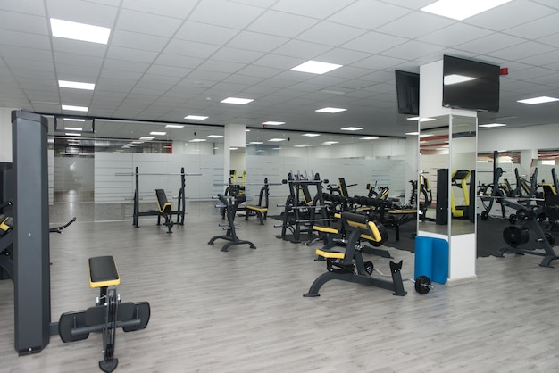 Moderno gimnasio interior con equipamiento.