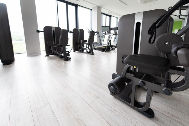 Moderno gimnasio interior con equipamiento.