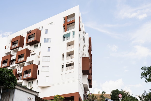 Moderno hotel o edificio de apartamentos blanco y marrón sobre fondo de cielo