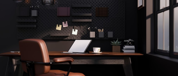 Moderno interior oscuro del lugar de trabajo de la oficina en el hogar con maqueta de tableta en mesa de madera