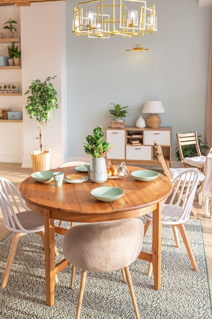 Foto moderno y lujoso apartamento de planta abierta. rico interior de estilo escandinavo con vigas de madera en el techo en colores pastel