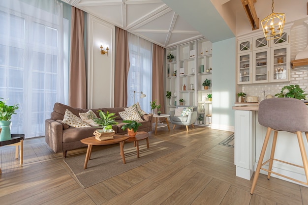 Moderno y lujoso apartamento de planta abierta. Rico interior de estilo escandinavo con vigas de madera en el techo en colores pastel