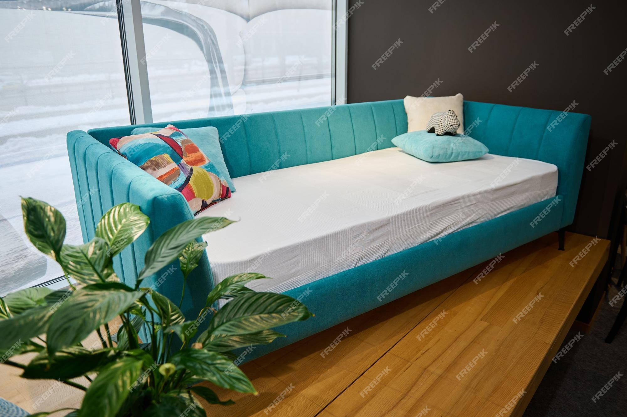 Moderno y minimalista sofá cama para niños con tela de terciopelo turquesa suave y brillante a la venta la sala de exposición de la tienda de muebles de más